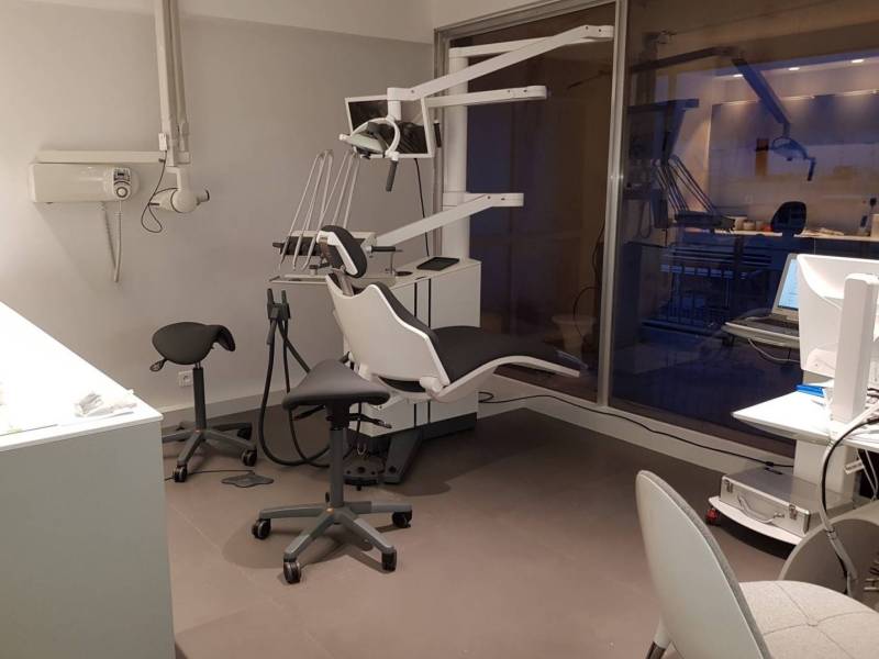 Aménagement d’un cabinet dentaire à Nice : accueil, soins, chirurgie, radiologie panoramique, stérilisation et bureau personnalisé.